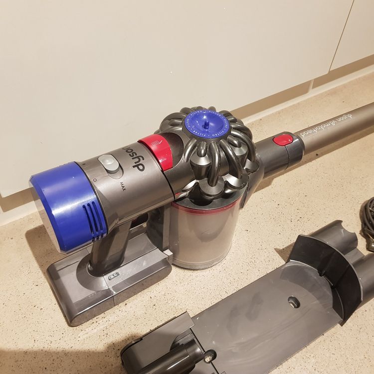 Dyson V8 motorhead Staubsauger mit Ladestation | Kaufen auf Ricardo