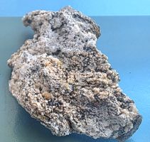 Mineralien: Hämatit, Rutil, Adular auf typischem Paragneis