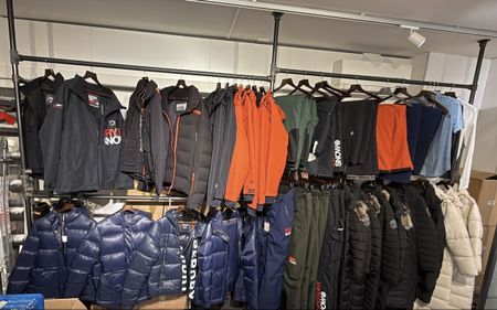 Kleiderständer aus Rohren sehr stabil