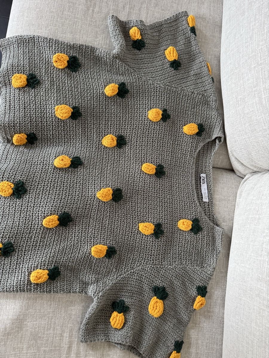 Zara Maglioni & Felpe: Zara Strickpullover mit Ananas Grau/Gelb Grösse L – Nuovo (secondo la descrizione) da Muri b. Bern venduto da Winter2021 1