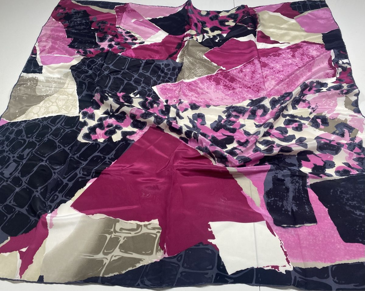 Foulards, Tücher & Schals: Seiden Foulard 🌸 – Gebraucht aus Opfikon von Luis144