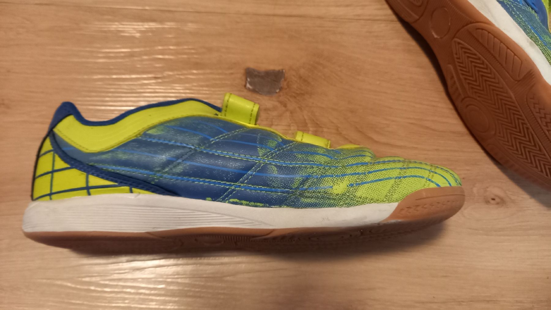 Chaussures garçon: Hallenturnschuhe Gr. 38/39 – D'occasion à Lützelflüh-Goldb par Punktesammler 3
