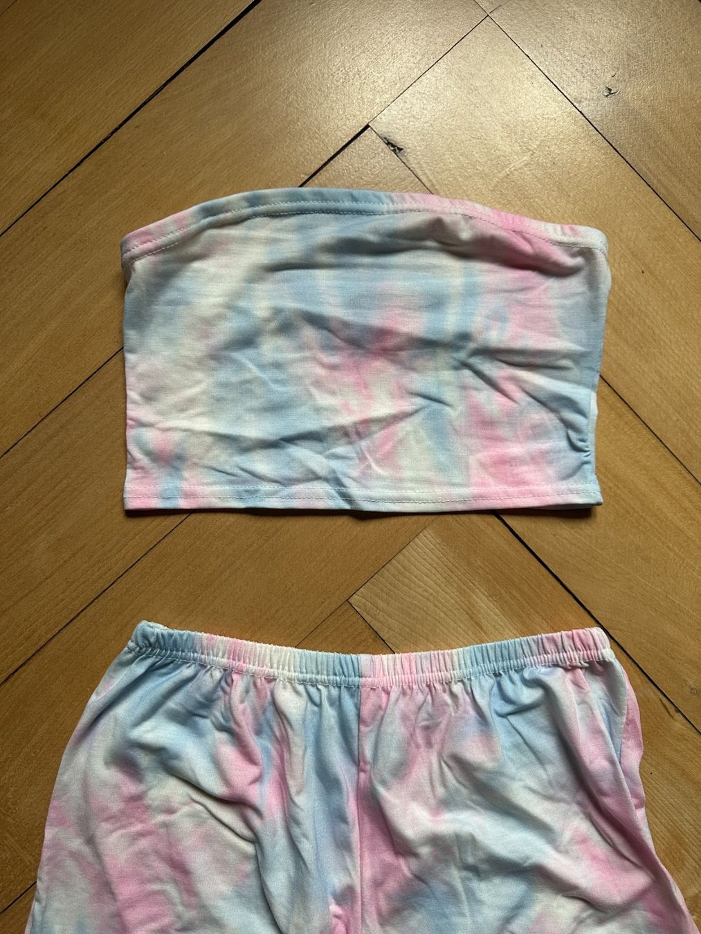 Lotti di vestiti: BOOHOO - Batik Zweiteiler pastellfarben 34 – Usato da Zürich venduto da Diazaio 1