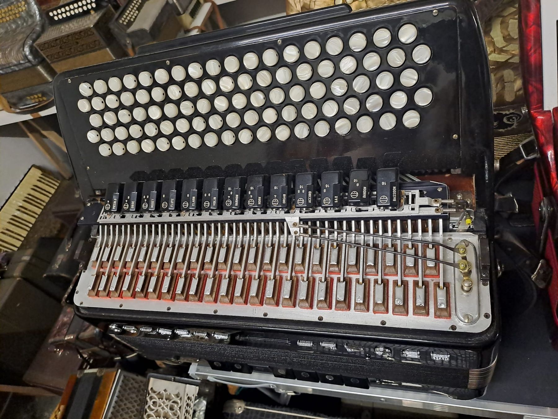 Strumenti musicali: accordéon chromatique Bugari avec cassotto  – Usato da Pont-de-la-Morge venduto da Mirabelle0 6