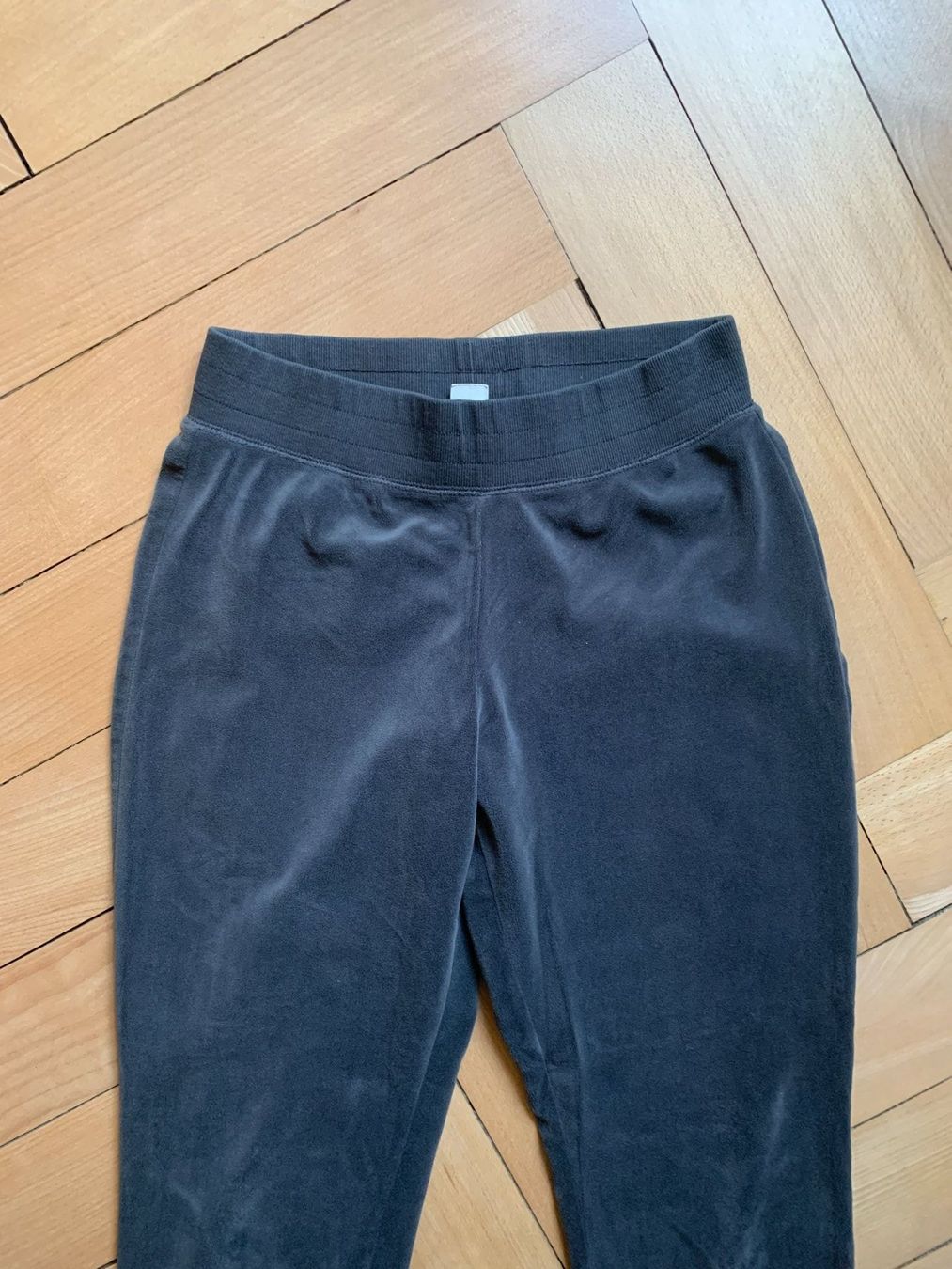 H&M Pantaloni: Plüsch Trainerhose dunkelgrau S – Usato da Zürich venduto da Diazaio 1