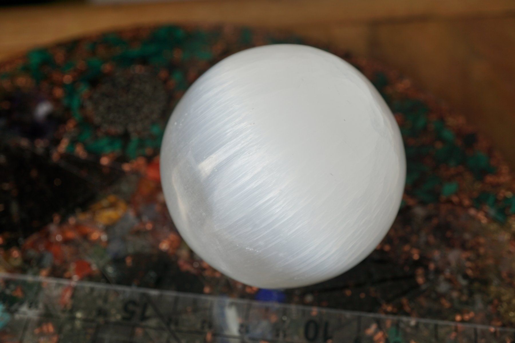 Minerali & Pietre curative: Selenit Kugel Mit Katzenaugen Effekt  60mm – Nuovo e nell'imballaggio originale da Eschenbach SG venduto da topstone 2