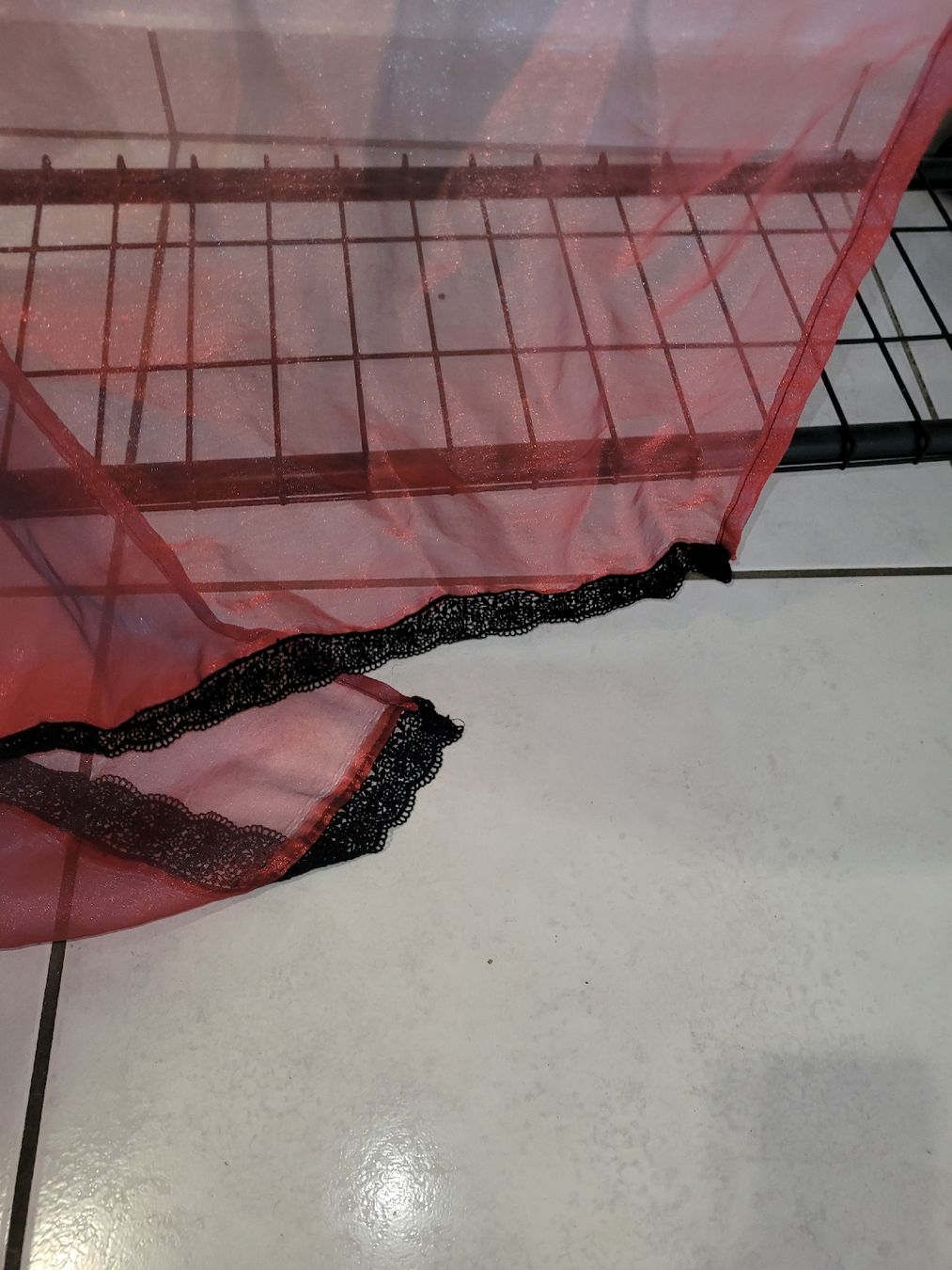 Vorhänge: Schöne, lange, rote Vorhänge mit schwarzer Spitze! – Neu (gemäss Beschreibung) aus Bassersdorf von arkais 1