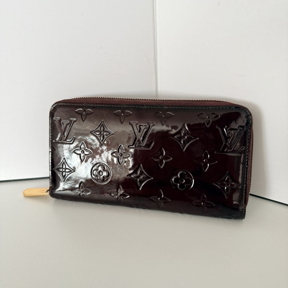 Louis Vuitton Portamonete: Louis Vuitton Vernis Zippy Wallet Amarante – Usato da Geneve venduto da DarlingVintage