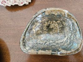 Natursteinschale wsh. Jaspis mit metallischen Mineralien