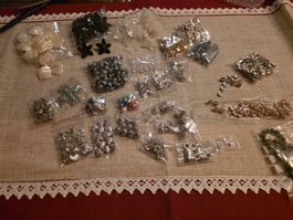 Bastelperlen und Schmuckanhänger Konvolut neuwertig