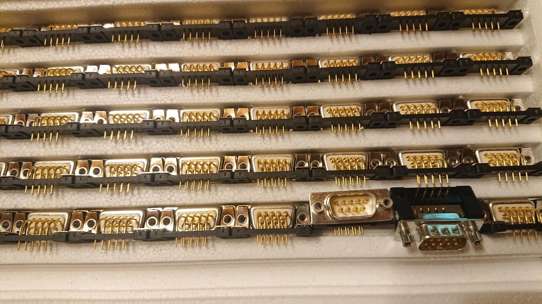 Componenti elettronici: 40x D-Sub-Stecker 9-pol. 90° UNC4-40 – Nuovo (secondo la descrizione) da Grenchen venduto da Zombiepolizist