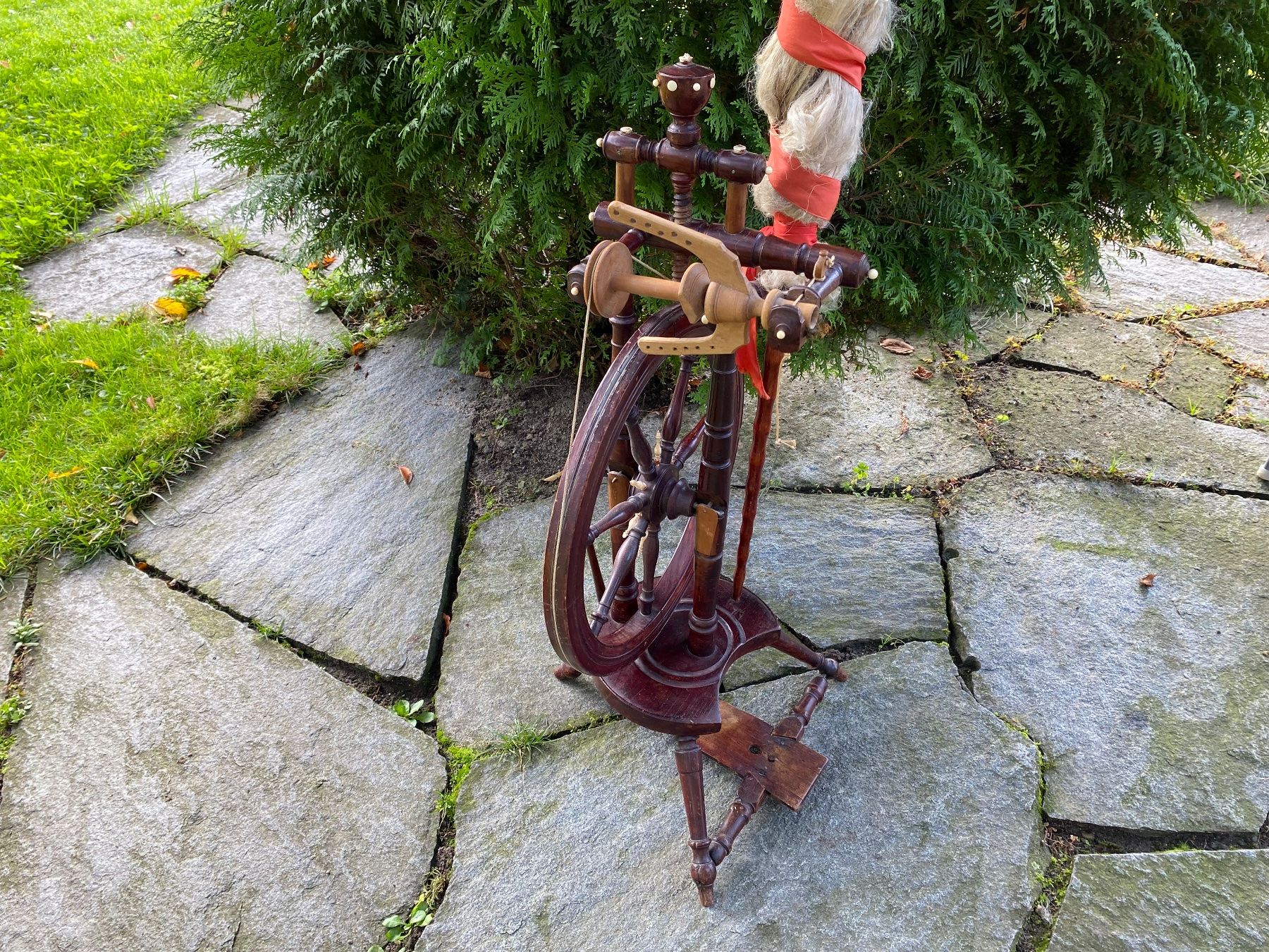 Ruote per filare: schönes antikes Spinnrad mit Flachsstab – Usato da Feldbach venduto da Olive1 8