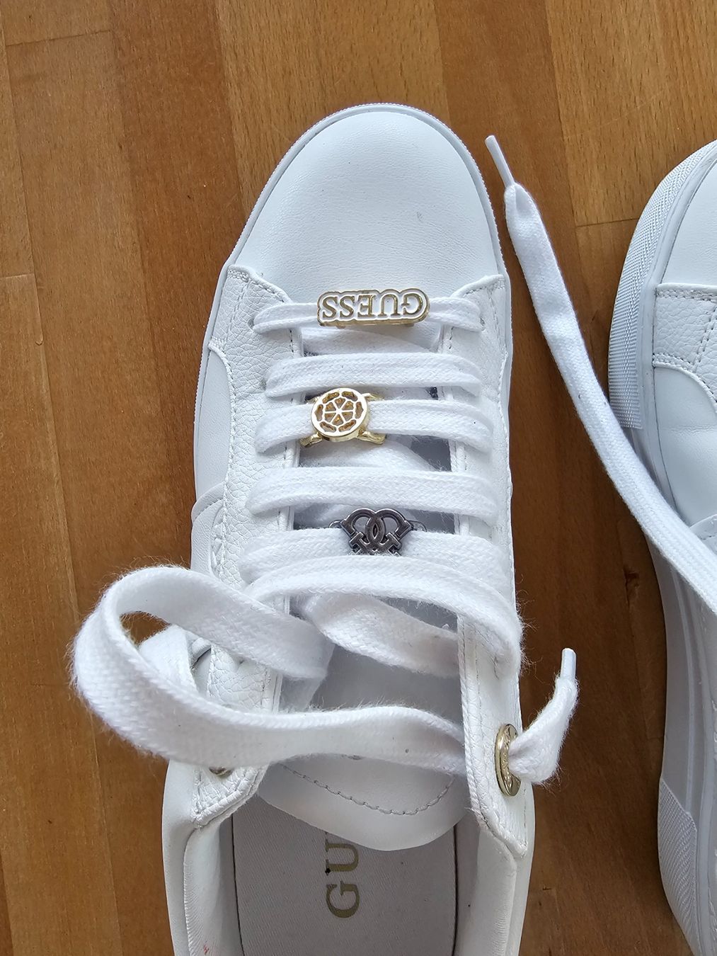 Guess Scarpe da donna: Damensneaker Guess Neu Gr. 39 – Usato da Kirchdorf BE venduto da aegeri00 1