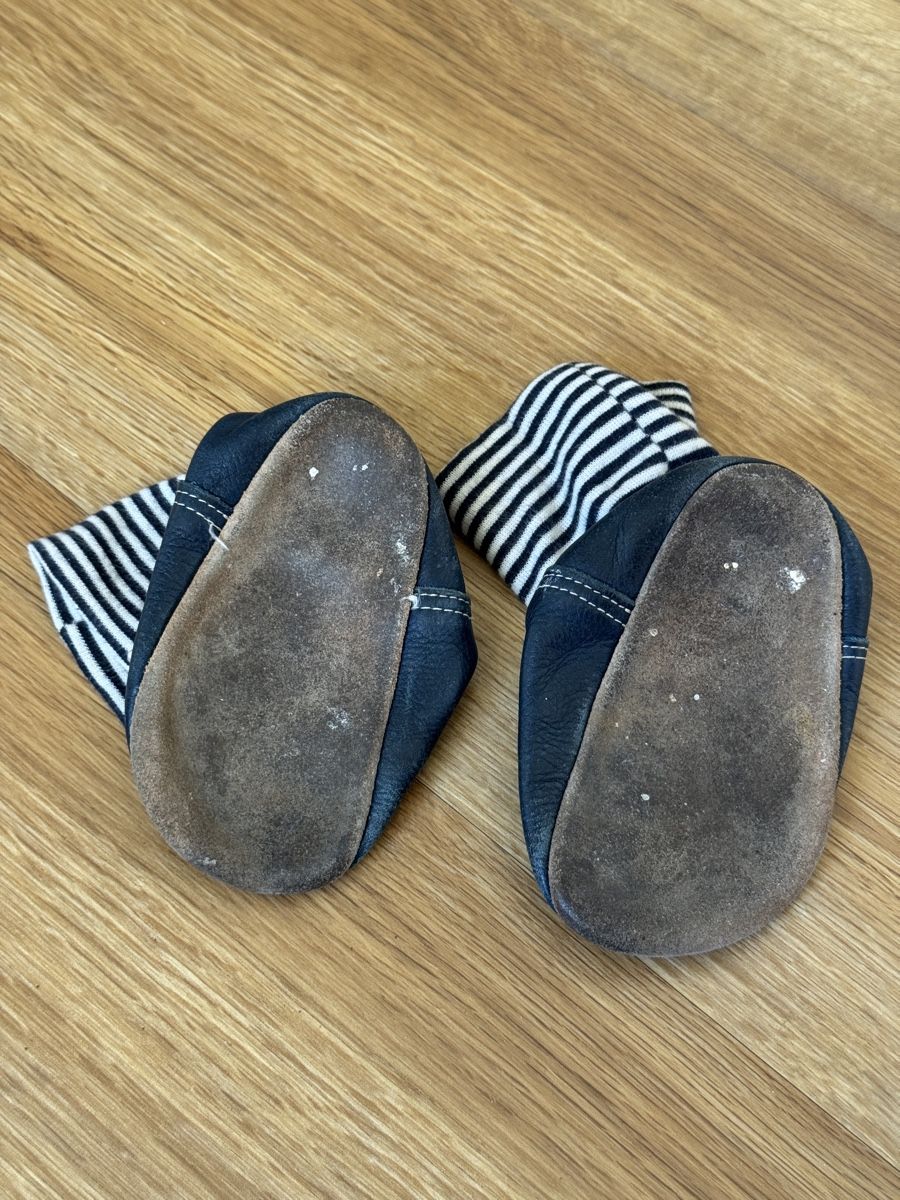 Scarpe per ragazzi: Zwei Paar Lederschläppli – Usato da Basel venduto da spassbremse 3