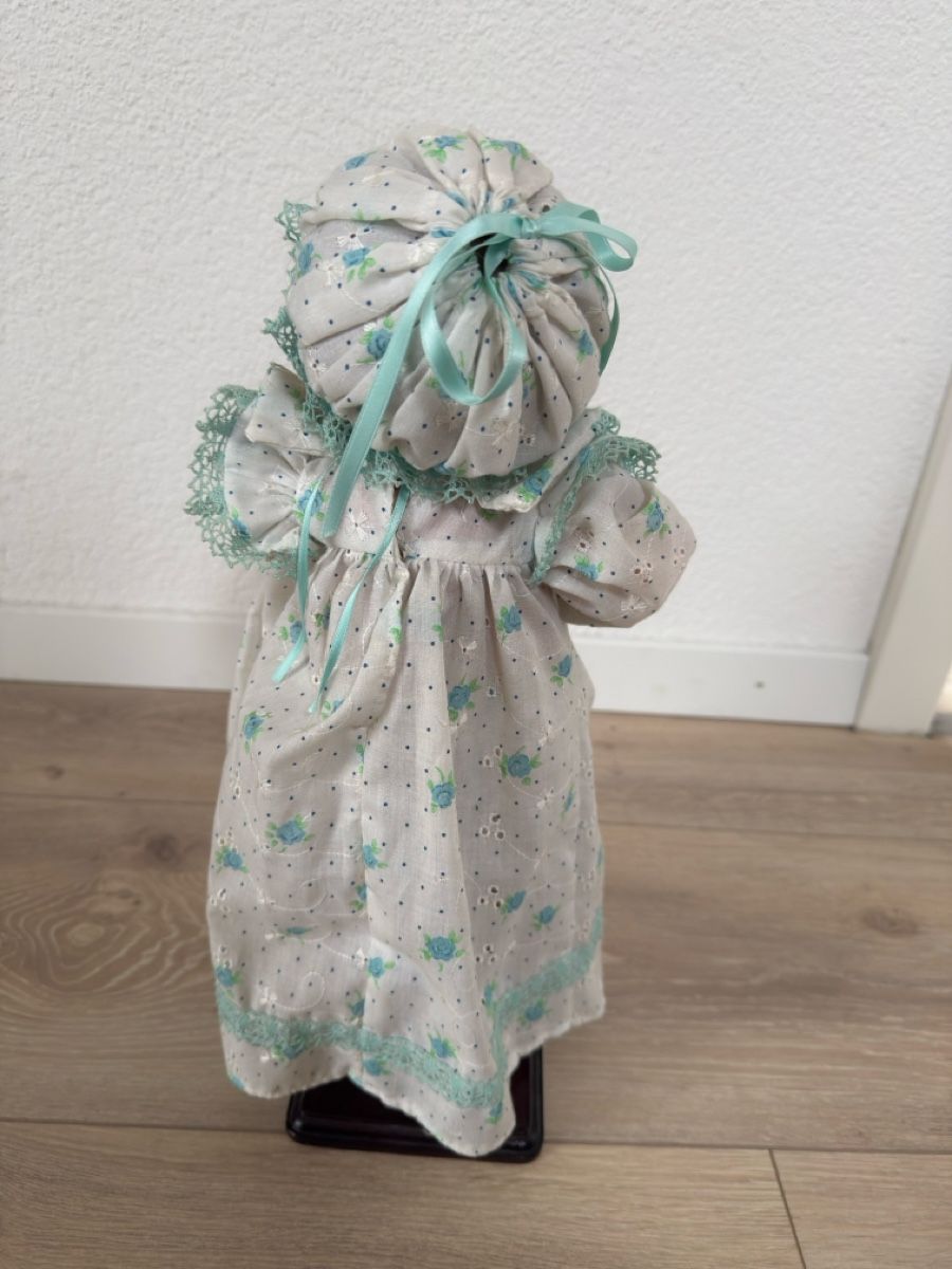 Bambole: Porzellanpuppe mit Teddy 2003, Einzelstück – Usato da Sarmenstorf venduto da Nathaliie_21 3