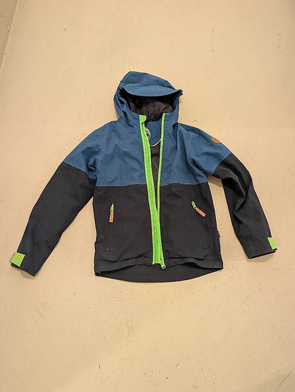 Jacken & Mäntel: Regenjacke von Rukka, Grösse 140 – Gebraucht aus Uster von bikesnow