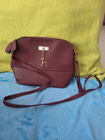 Modische Handtasche in Bordeauxrot mit Hirsch- Anhänger