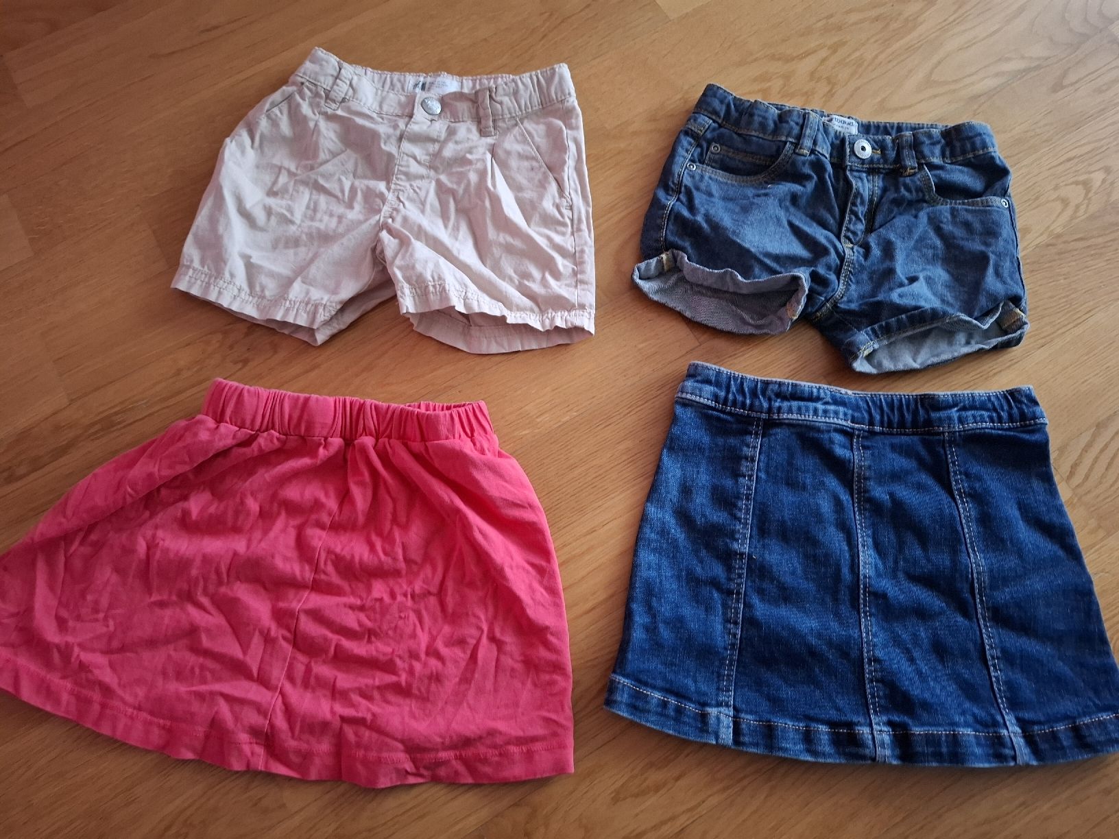 Lotti & Set di vestiti: Mädchenröcke & Shorts Gr. 104 Tom Tailor, H&M – Usato da Baar venduto da Jhonny18