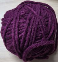 Wollknäuel lila Strickgarn Materialmix 