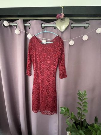 Robe dentelle bordeaux manches 3/4 taille S état neuf