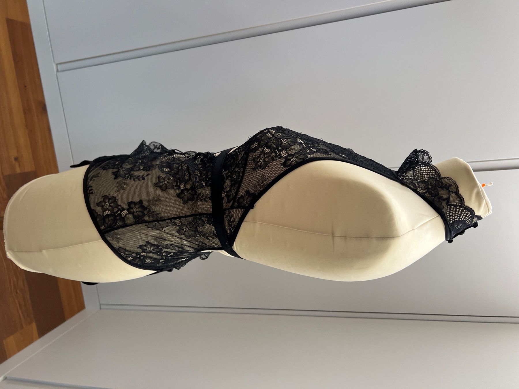 Altra biancheria intima: Schwarzer Spitzenbody mit Neckholder, Grösse S – Usato da Gamprin venduto da sim_7whp 1
