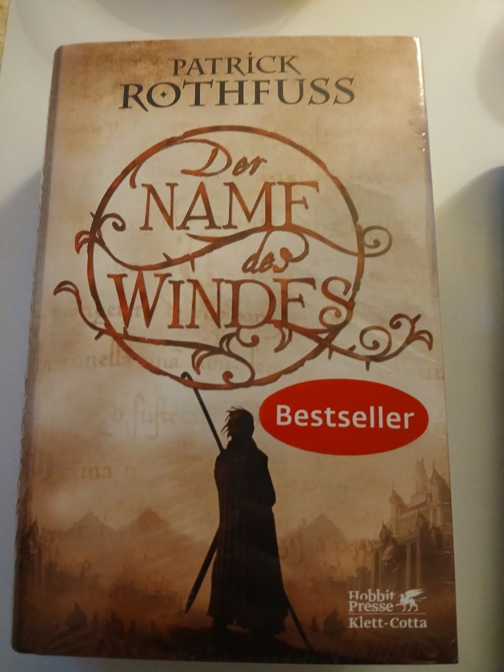 Libri: Der Name des Windes - Patrick Rothfuss - verschweißt – Nuovo e nell'imballaggio originale da St. Gallen venduto da stern212