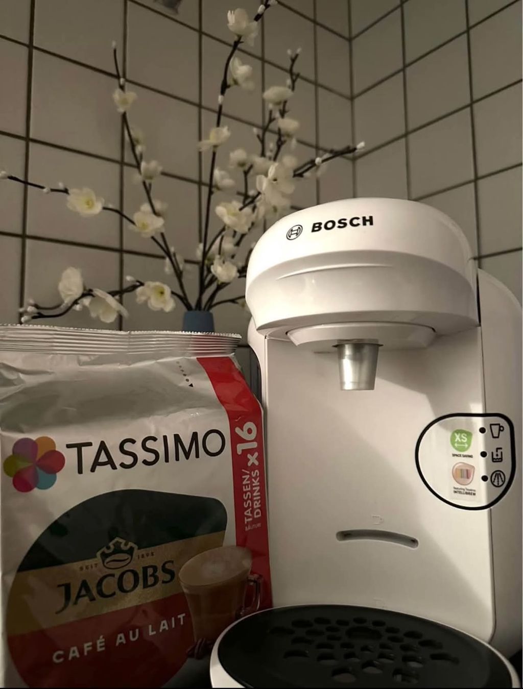 Bosch Macchine per caffè & Macchine per espresso: Kaffeemaschine Bosch Tassimo weiss mit gratis kaffee – Usato da Wauwil venduto da bos_p6d2 1