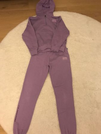 Lila Sweatanzug Raised Pop-Up Gr. 176