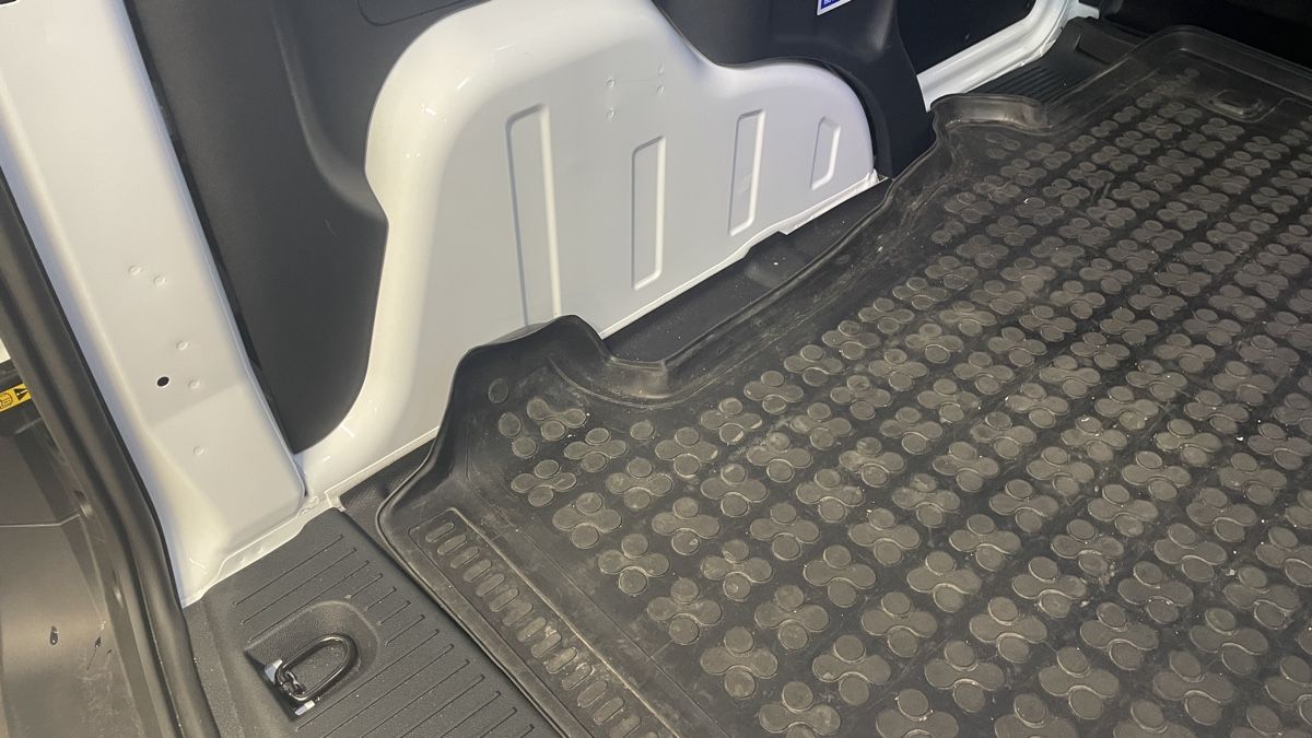 Ford Tappeti & Tappetini: Ford Transit Courier Kofferraummatte – Usato da Kriens venduto da StigHelmer 3