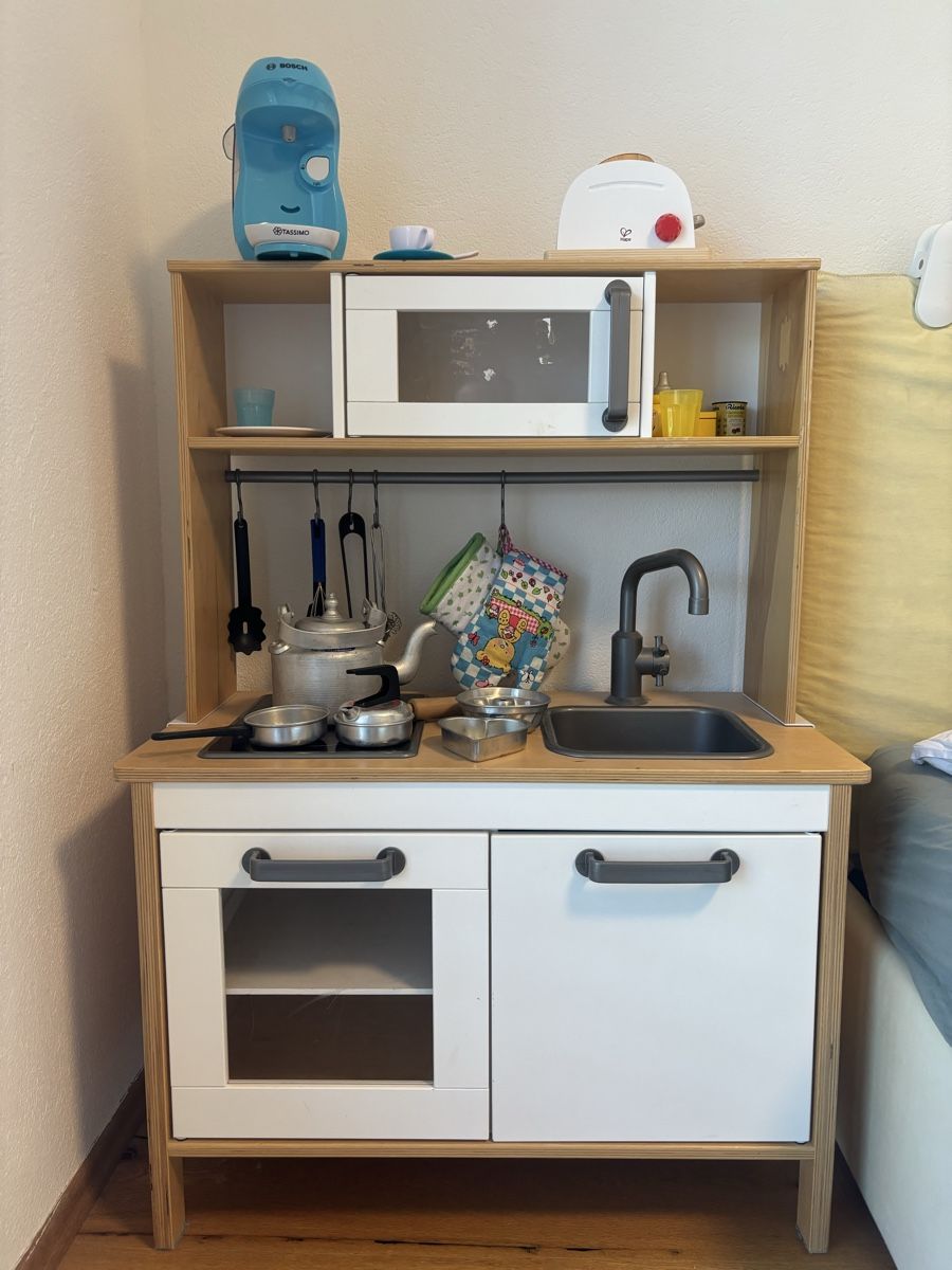 Ikea Spielzeuge: Ikea Kinderküche mit viel Zubehör  – Gebraucht aus Jona von Passionfruita