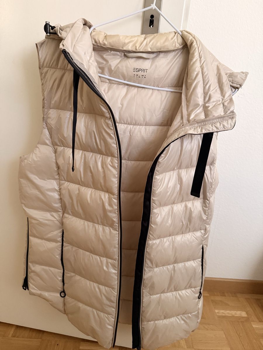 Esprit Gilets & Westen: Esprit Steppweste beige mit Kapuze  – Neu (gemäss Beschreibung) aus Schaffhausen von Lutka01 1