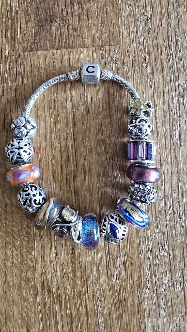 Pandora Armbänder & -reifen: Pandora Armband mit original Charms  – Gebraucht aus Triesen von Vanlie