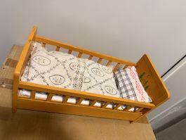 Puppenbett aus Holz mit Bettwäche 40 cm gebraucht