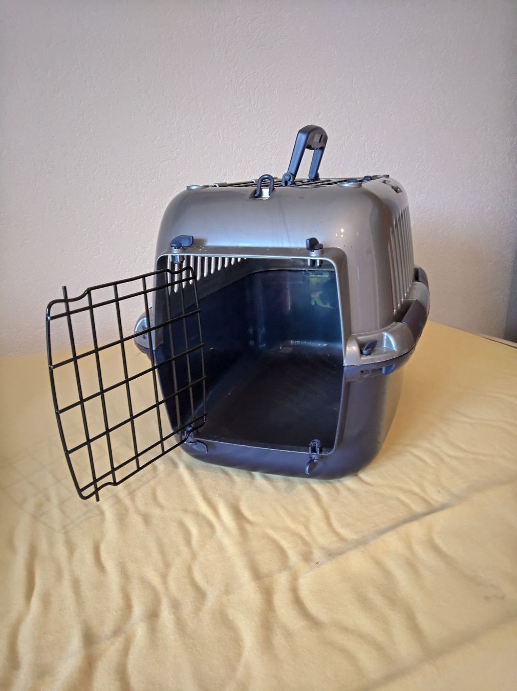 Liege- & Schlafplätze: Katzentransportbox aus Kunststoff – Gebraucht aus Bözen von Maerchenprinz