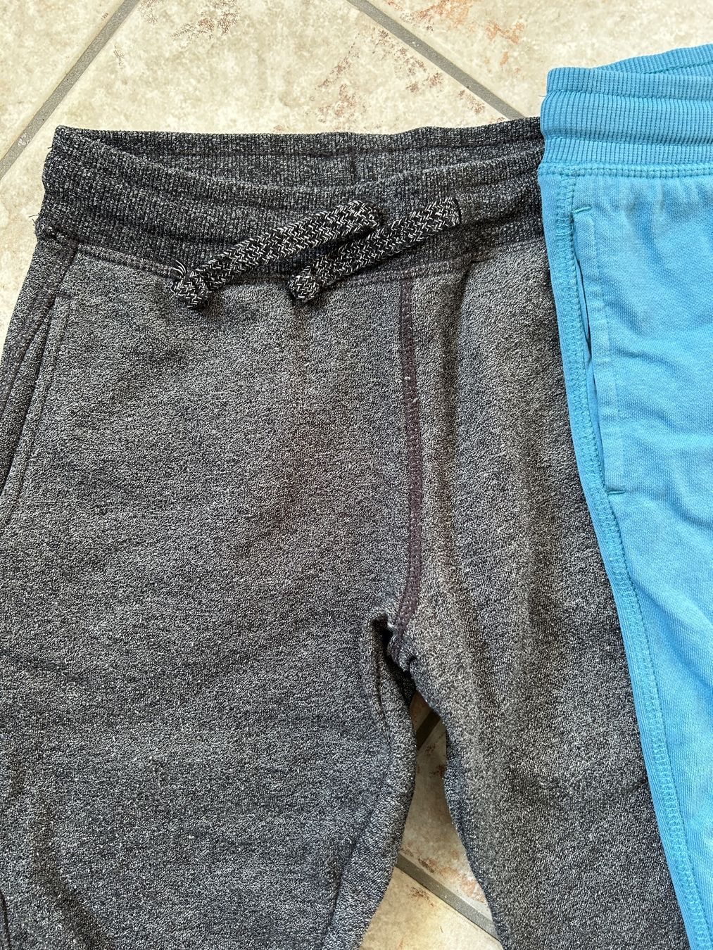C&A Pantalons: Trainerhosen 2 Stk., Grösse 128 – D'occasion à Reichenburg par nanuk015 1