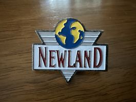 Newland Pin Anstecknadel Logo Motiv neuwertig