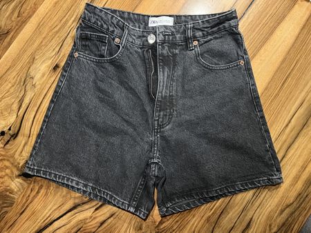 Schwarze Zara Jeans Shorts, Grösse 36, Neuwertig