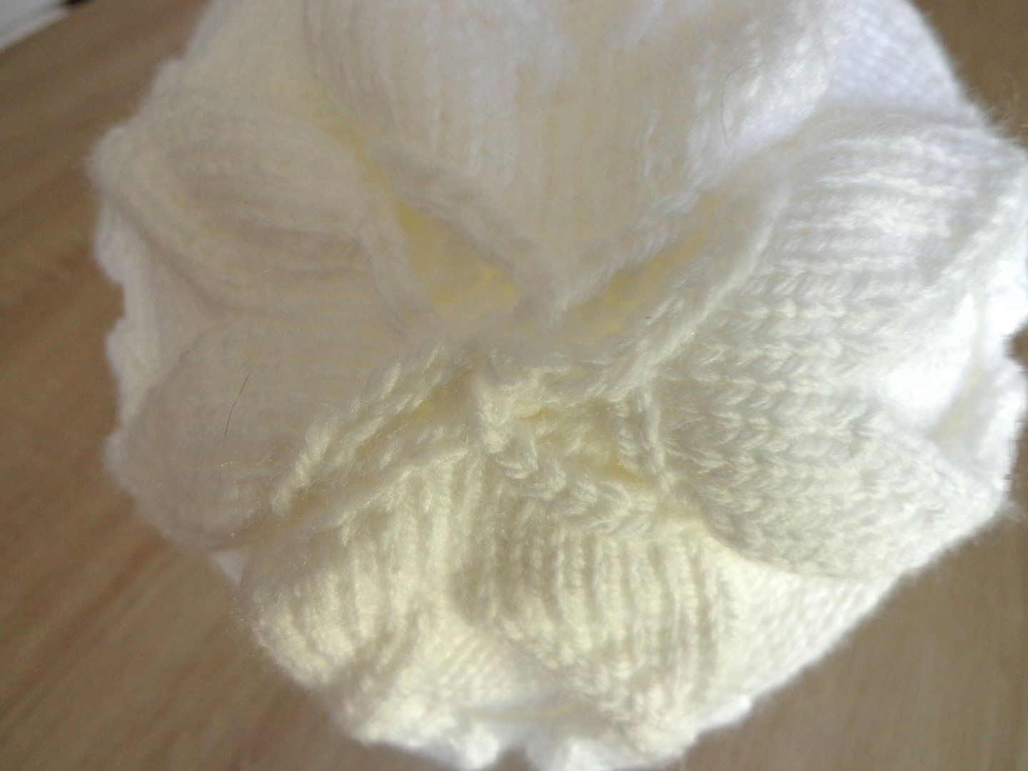 Copricapi, berretti & cappellini: MÜTZE IN WEISS HANDGESTRICKT – Nuovo (secondo la descrizione) da Kreuzlingen venduto da Ylay 2