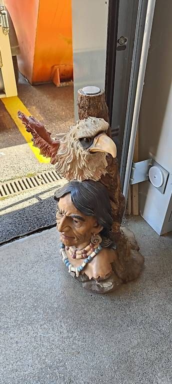 Sculture & Statue: Statue, Indien avec aigle en résine – Usato da Clarens venduto da Lapinrouge 3