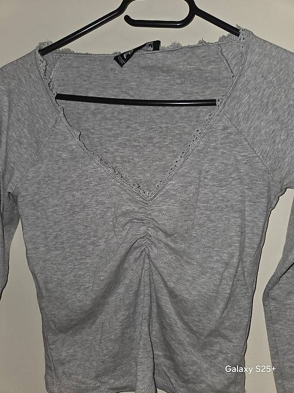 T-shirt: 2 Langarmshirt mit V-Ausschnitt  – Usato da St. Gallen venduto da ruz_t5lk 3