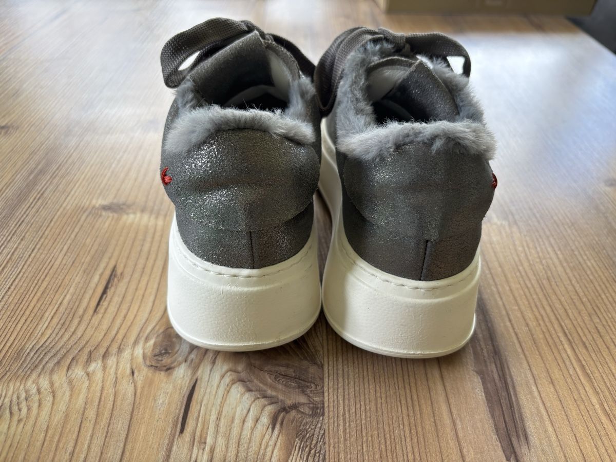 Damenschuhe: Gio + Sneaker mit Fellbesatz & Schmuck, Gr. 36! – Gebraucht aus Grindelwald von ricarda1970 2