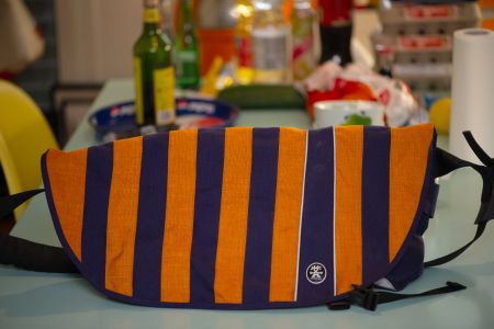 Crumpler Tasche Gross Violett / Orange