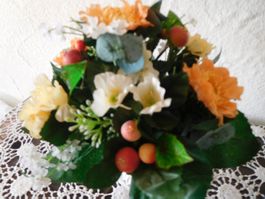 Strauss mit Zinnien und Beeren orange, künstlich, wie echt