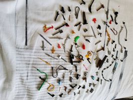 Lego viele Werkzeuge und Waffen