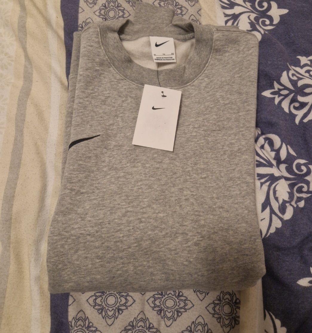 Nike Pullover & Sweatshirts: Nike Pullover – Neu und originalverpackt aus Lauterbrunnen von ziv_nd87