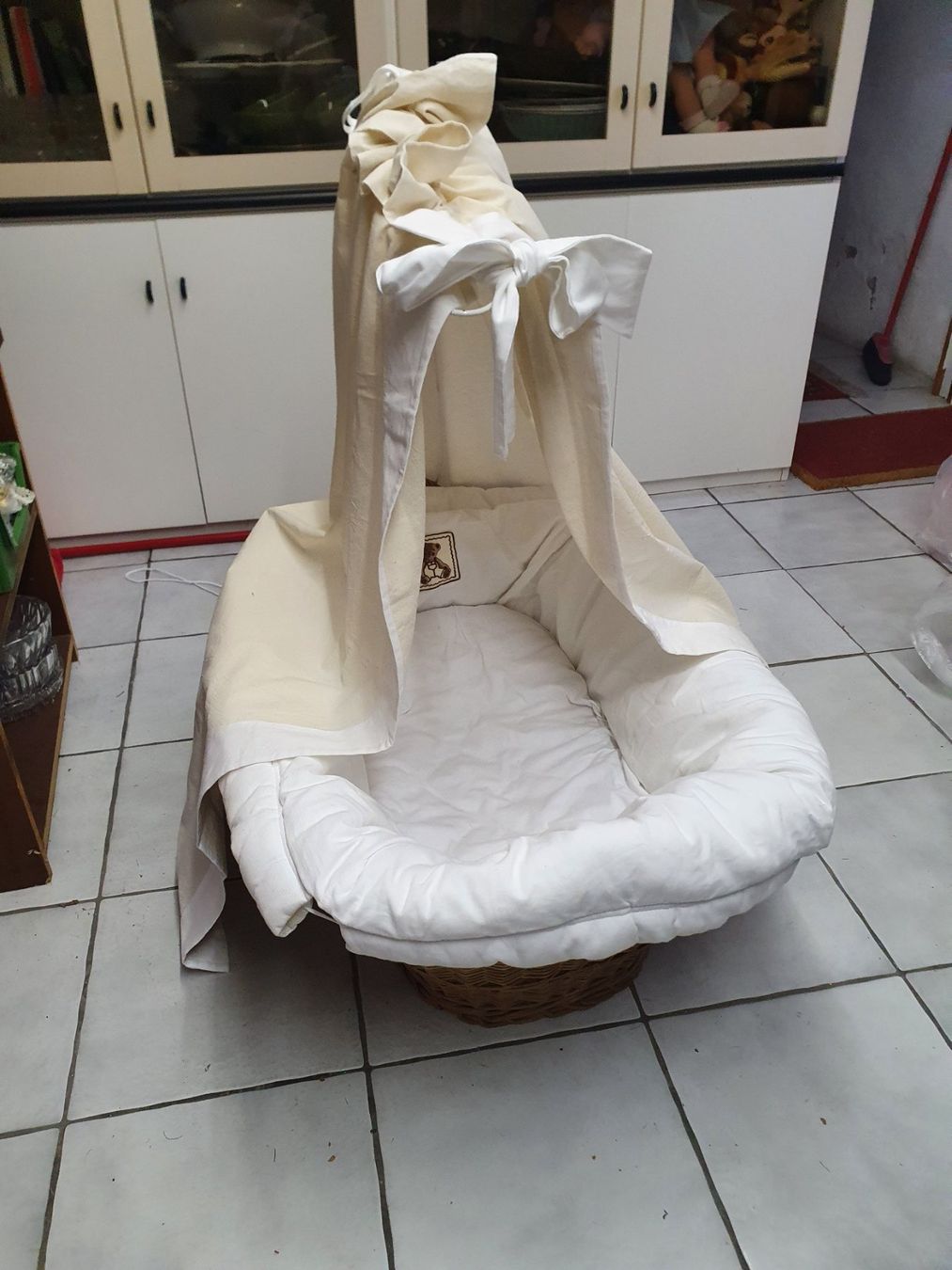 Culle: Cesta in vimini con materasso e corredo neonatale – Usato da Melano venduto da H-Sara