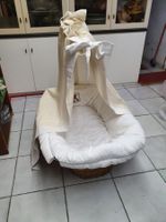 Cesta in vimini con materasso e corredo neonatale