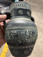 Griechische Vase schwarz antik mit Reliefdekor gebraucht