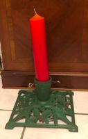 Sehr alter Christbaumständer mit grosser, roter Kerze