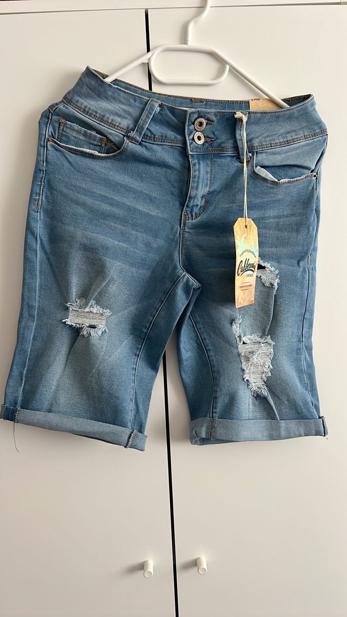 Jeans: Short en jean bleu clair troué taille 34/36 – Nuovo (secondo la descrizione) da Renens VD venduto da sar_bwz5